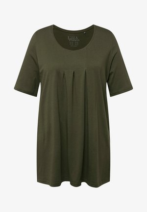 Olivgrünes T-Shirt mit kurzen Ärmeln, verfügt über einen runden Halsausschnitt und vertikale Falten an der Vorderseite. Hergestellt aus weichem, leichtem Stoff.