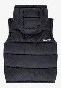 Svart pufferväst med huva, med quiltade sektioner och elastiska ärmslut. Framträdande "Levi's"-logotyp broderad på vänster bröst.