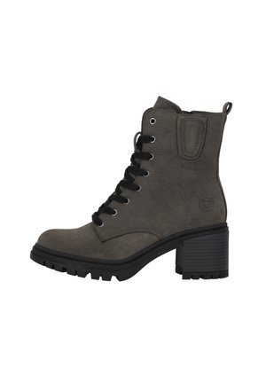 Grå ruskind ankle støvle med snørelukning foran, rund tå, chunky sort hæl og tekstureret sål. Har præget logo nær hælen.