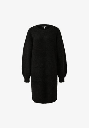 Schwarzes, strukturiertes Langarm-Strickkleid mit Rundhalsausschnitt und gerippten Bündchen, auf weißem Hintergrund präsentiert.