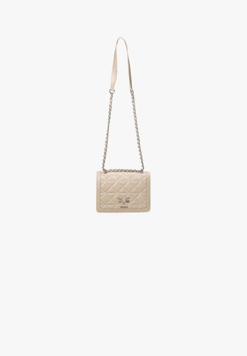 Gepolsterte beige Lederhandtasche mit einer Kettenriemen und einem dekorativen Logo. Sie hat eine rechteckige Form und eine glatte Textur mit metallischen Akzenten.
