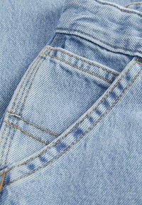 Svijetloplava denim tkanina s vidljivom teksturom tkanja, s prednjim džepom i kontrastnim žutim šavovima duž rubova.