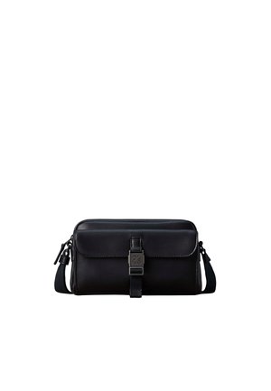 Sac bandoulière rectangulaire en cuir noir avec rabat avant sécurisé par une boucle métallique centrée et bandoulière réglable sur fond blanc.