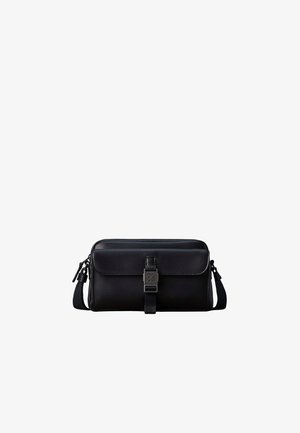 Sac bandoulière rectangulaire en cuir noir avec rabat avant sécurisé par une boucle métallique centrée et bandoulière réglable sur fond blanc.
