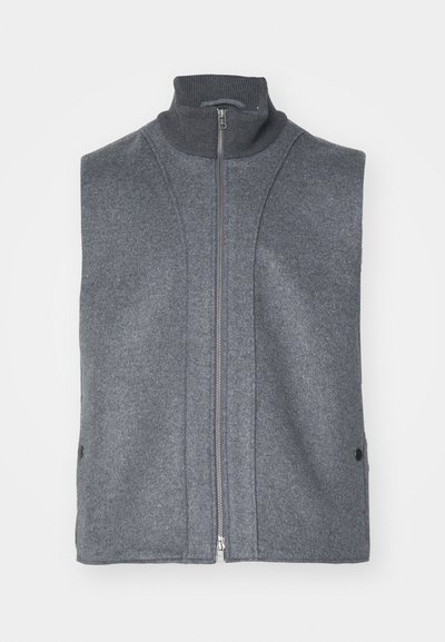 Colete cinza sem mangas feito de um material texturizado semelhante a lã, apresentando um colarinho alto e um fecho frontal com botões laterais decorativos.