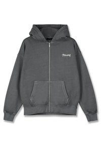 Γκρι φούτερ με φερμουάρ, φτιαγμένο από μαλακό ύφασμα, με μπροστινή τσέπη, κυλιόμενα μανίκια και μεγάλη κουκούλα. "PEGA-DOR" τυπωμένο σε λευκό στο στήθος.