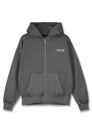 Γκρι φούτερ με φερμουάρ, φτιαγμένο από μαλακό ύφασμα, με μπροστινή τσέπη, κυλιόμενα μανίκια και μεγάλη κουκούλα. "PEGA-DOR" τυπωμένο σε λευκό στο στήθος.