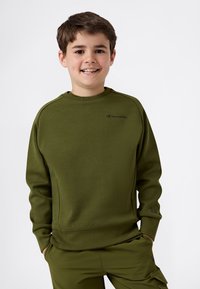 Olivgrön sweatshirt med ribbad textur, rund halsringning och Champion-logotyp på bröstet. Elastiska muddar och avslappnad passform.