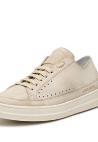 Sneaker in suede beige con punta arrotondata, sei occhielli e dettagli perforati sui lati. Suola in gomma bianca con accenti di presa testurizzati.