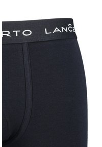 Ciemnoniebieskie bokserki męskie z szerokim, elastycznym pasem w talii z białym logo. Gładki, elastyczny materiał.