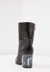 Marcel Ostertag x Tamaris Kotníkové boty - black