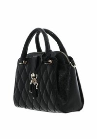 Sac à main noir matelassé avec matériel en argent, doubles poignées, fermeture éclair et charme attaché. Motif texturé bien visible à la surface.