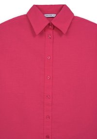 Camicia fucsia con bottoni, caratterizzata da un colletto classico, una texture liscia e sette bottoni coordinati sul davanti. Etichetta del marchio: Calliope.