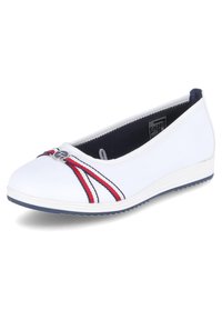 Weiße flache Schuhe mit einer abgerundeten Spitze, ausgestattet mit rot und marineblauen Streifenakzenten sowie einem metallischen Logodetail. Aus glattem synthetischen Material und mit strukturiertem Profil.