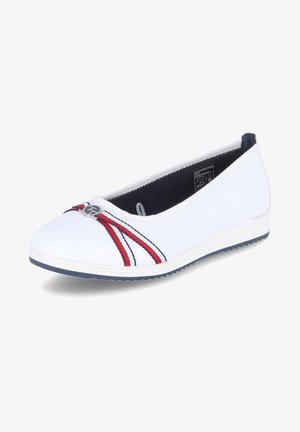 Weiße flache Schuhe mit einer abgerundeten Spitze, ausgestattet mit rot und marineblauen Streifenakzenten sowie einem metallischen Logodetail. Aus glattem synthetischen Material und mit strukturiertem Profil.