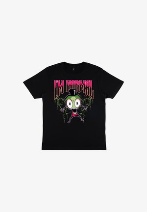Czarny T-shirt z kreskówkową postacią o szeroko otwartych oczach i zielonej skórze, błyskawice i dużym różowo-czerwonym napisem "I'M IMMORTAL" nad nią.