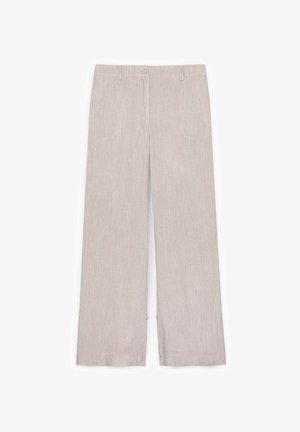 Vaaleanbeige leveälahkeiset housut, joissa on teksturoitu kangas. Ominaisuuksiin kuuluu etupainike suljenta ja sivutaskut, jotka on viimeistelty siistillä helmalla.