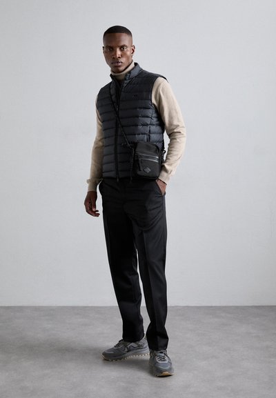 J.LINDEBERG MICK czarny