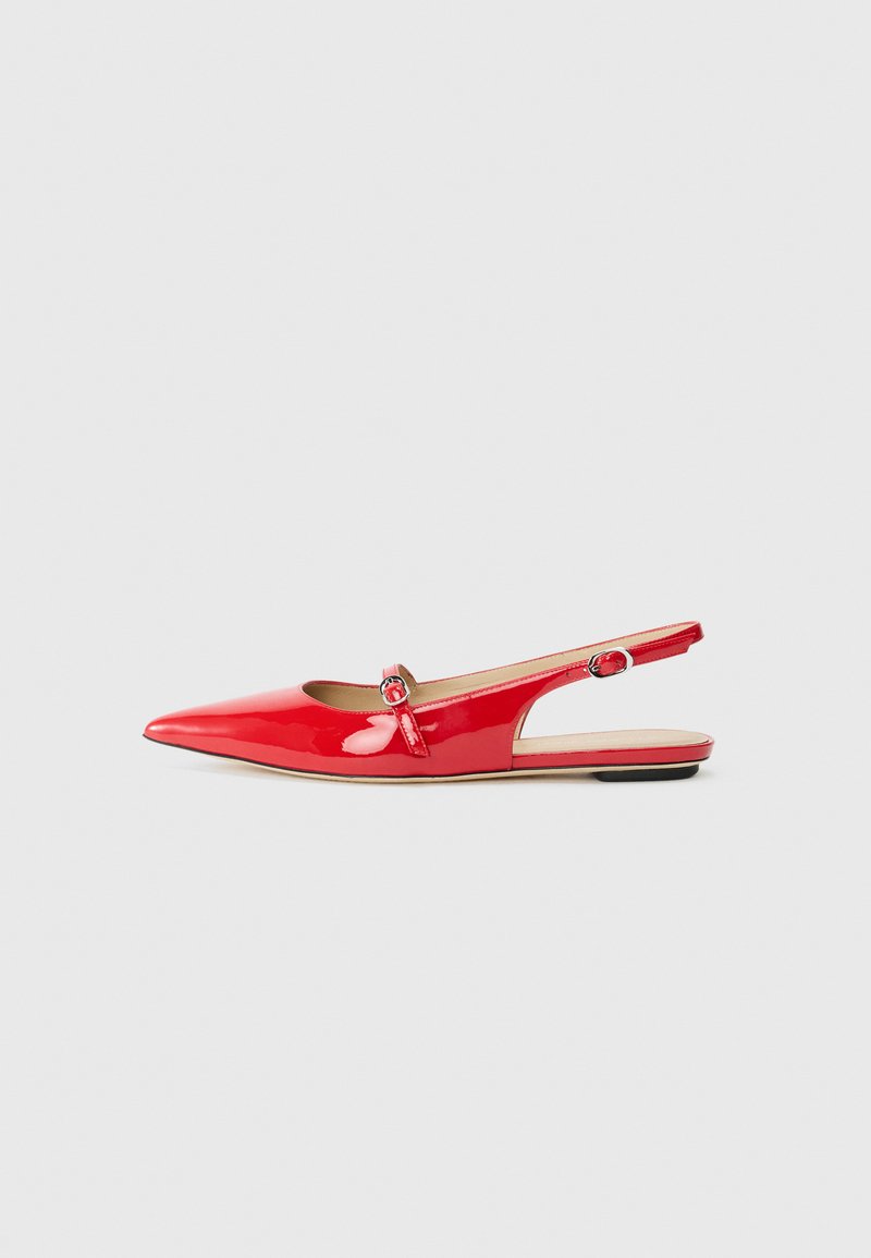Punase patendiga slingback kingad terava ninaga, väikese aksentpaelaga, millel on ümmargune detail, ning lamedad tallad. Sile tekstuur, stiilne disain.