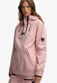 Roze hooded jack met een voorkeeltas, verstelbare trekkoorden, elastische manchetten en merkpatches; gladde stof met een relaxte pasvorm.