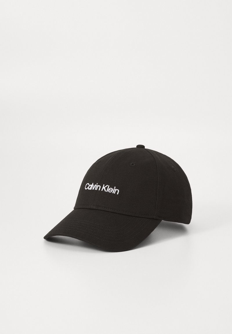 Fekete pamut baseball sapka fehér hímzett "Calvin Klein" logóval az elülső részén. Klasszikus dizájn ívelt karimával és hat paneles kialakítással.