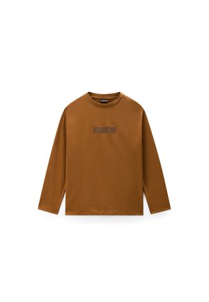 Tricou maro cu mâneci lungi și guler rotund, cu un mic patch logo dreptunghiular centrat pe piept.