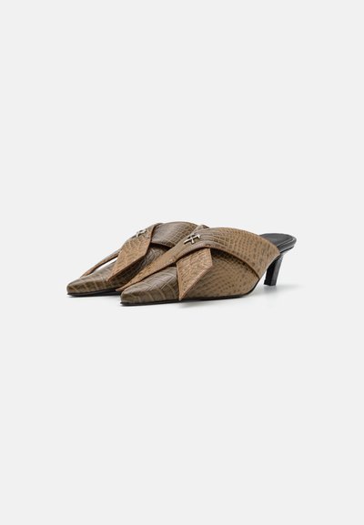 GmbH ZINA BOW MULE CROC EMBOSSED - Korolliset pistokkaat - brown