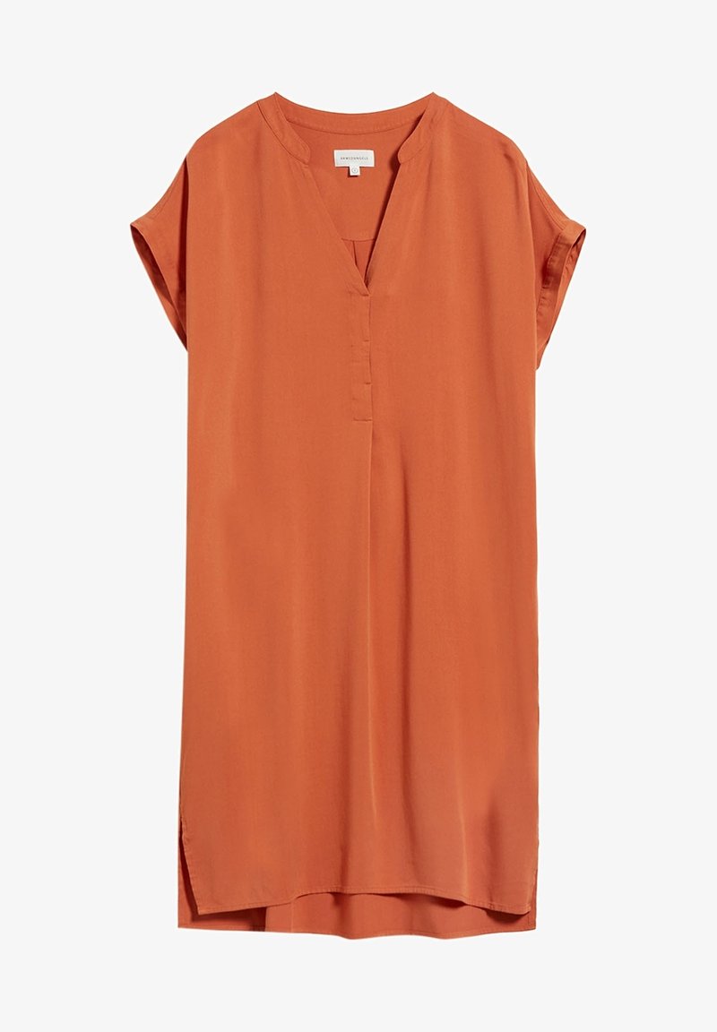 Robe ample longueur genou couleur rouille orangé avec manches courtes, encolure en V et une légère fente à l'ourlet sur fond blanc uni.