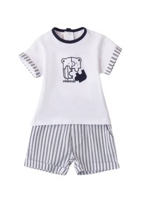 Korte mouw kinderoutfit met een witte katoenen top met een berenprint en marineblauwe gestreepte shorts van licht materiaal met zakken.