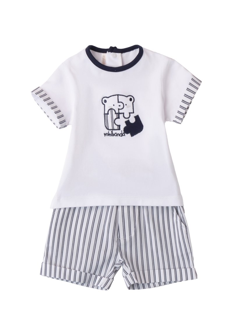 Korte mouw kinderoutfit met een witte katoenen top met een berenprint en marineblauwe gestreepte shorts van licht materiaal met zakken.
