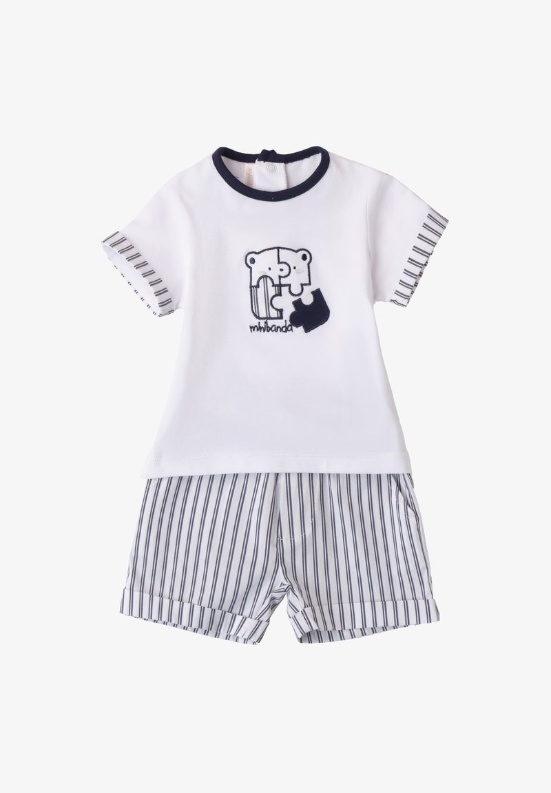 Korte mouw kinderoutfit met een witte katoenen top met een berenprint en marineblauwe gestreepte shorts van licht materiaal met zakken.