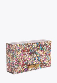 Wielokolorowa kopertówka o błyszczącej, teksturowanej powierzchni z różowymi, złotymi i niebieskimi kawałkami. Złota tabliczka z logo widoczna z przodu.