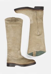 Beige Suede-Stiefel bis zum Knie mit einem seitlichen Reißverschluss, flacher Ledersohle und einer Schlaufe oben für ein einfaches Anziehen. Texturierte Oberfläche und elegantes Design.