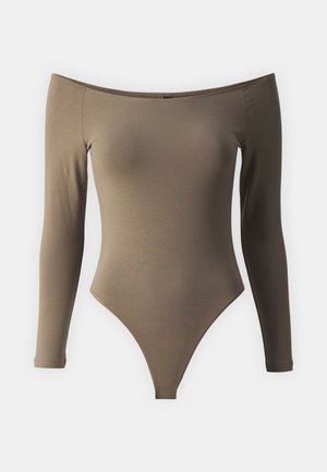 Ruskea olkapäältä avattu body, jossa on pitkät hihat, valmistettu sileästä kankaasta. Mallissa on korkea lahkeellinen leikkaus ja tiukka siluetti.