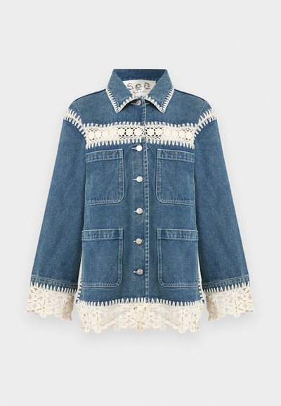 Μπλε τζιν μπουφάν με λευκή δαντέλα καρό στο στήθος, τις μανσέτες, το τελείωμα, με κουμπιά μπροστά και τέσσερις τσέπες μπροστά.