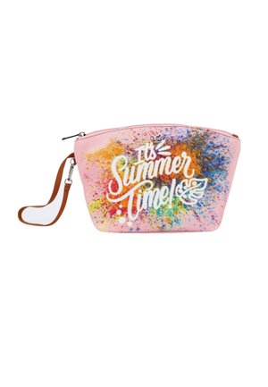 Pochette cosmetica rosa con un design a macchie blu, arancione e giallo. Presenta la scritta "È tempo d'estate!" in bianco e una maniglia in zip marrone.