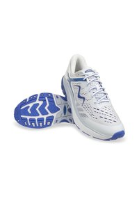 Chaussures de sport blanches avec des accents bleus, tige en maille breathable, semelle texturée avec un motif de traction et design de bout arrondi.