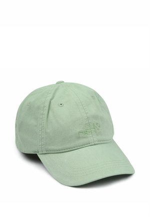 Lichtgroene honkbalpet met gebogen klep en geborduurd logo op het voorpaneel, getoond tegen een witte achtergrond.