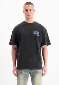 Zwarte katoenen T-shirt met een ronde hals en korte mouwen. Grafische print in blauw en wit op het linkerborstgebied. Relaxte pasvorm.