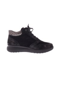 Zwarte suède sneaker met een panterprintaccent op de hiel, ronde neus, vetersluiting en een gevoerde zool voor comfort.
