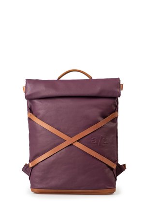 Zaino arrotolabile viola in pelle con tracolle color cuoio che si incrociano diagonalmente, dotato di manico superiore e logo impresso sul fronte.