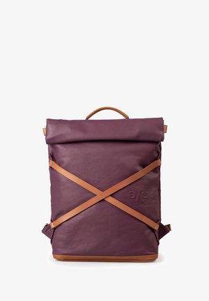 Lila Roll-Top-Rucksack aus Leder mit braunen diagonalen Trägern, einem oberen Griff und einem geprägten Logo auf der Vorderseite.