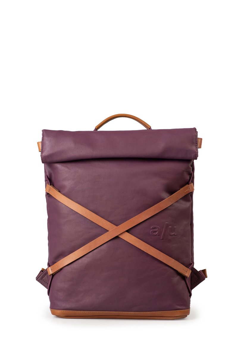 Zaino arrotolabile viola in pelle con tracolle color cuoio che si incrociano diagonalmente, dotato di manico superiore e logo impresso sul fronte.