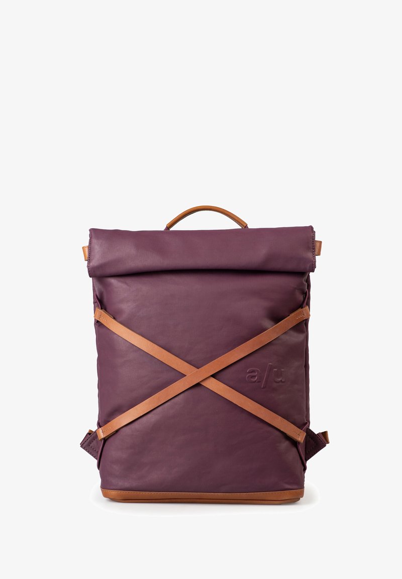 Zaino arrotolabile viola in pelle con tracolle color cuoio che si incrociano diagonalmente, dotato di manico superiore e logo impresso sul fronte.