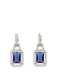 Silverörhängen med rektangulära blå ädelstenar omgivna av små klara stenar, med en geometrisk design och en slät yta.