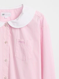 Lyserød og hvid stribet skjorte med rund krave, lange ærmer og en brystlomme med broderede initialer. Knaplukning.