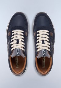 Sneakers in pelle blu navy con lacci crema, dettagli marroni e un logo texture. Punta arrotondata e interno imbottito. Suola in gomma piatta.