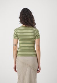 BDG Urban Outfitters STRIPE BABY  - Marškinėliai su spaudiniu - green