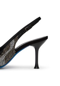 Scarpa nera con tacco alto e finitura lucida, caratterizzata da un upper impreziosito da cristalli, cinturino slingback e dettagli blu sulla suola.
