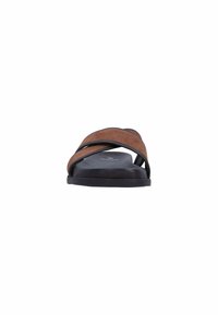 Sandali scivolati in suede marrone con suole in gomma nera, dotati di due cinturini sovrapposti e una soletta testurizzata per il comfort.